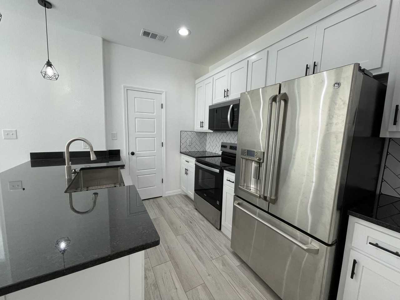 3309 Collin St - Photo 3 of 16