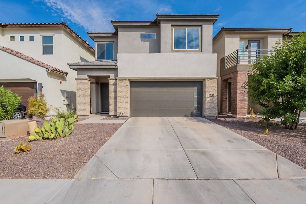 7236 W Phelps Rd - Photo 3 of 50