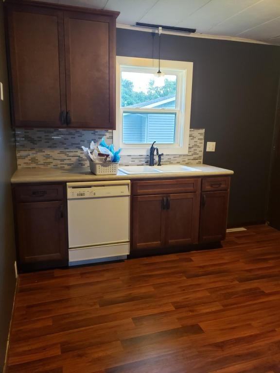 1465 Allen Ave - Photo 2 of 9