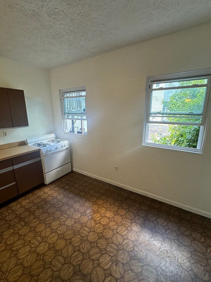 334 Hancock St #1B - Photo 7 of 10