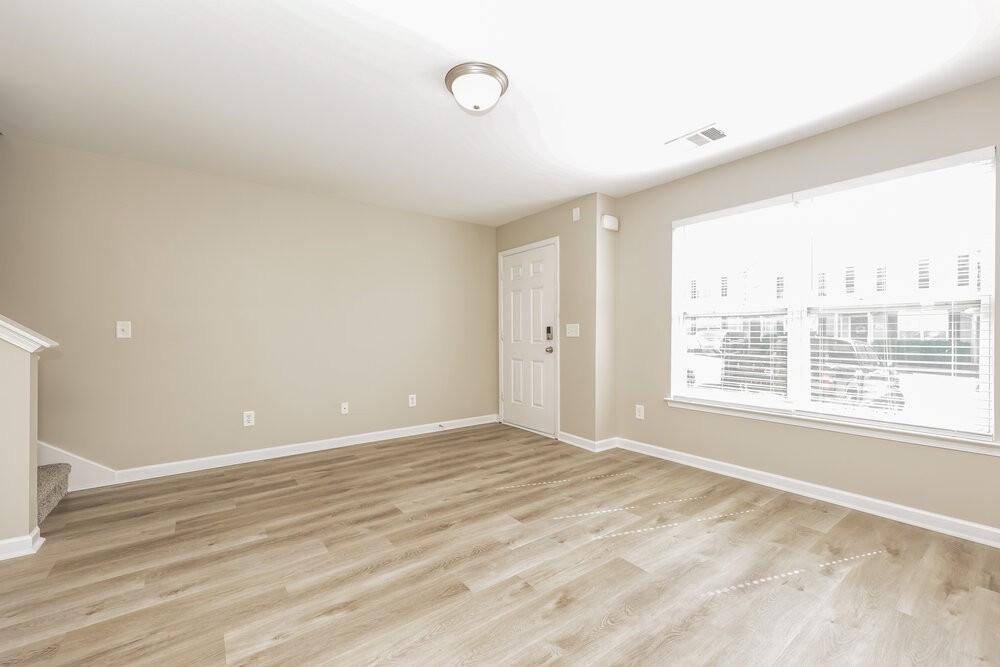 8035 Logan Dr - Photo 5 of 17