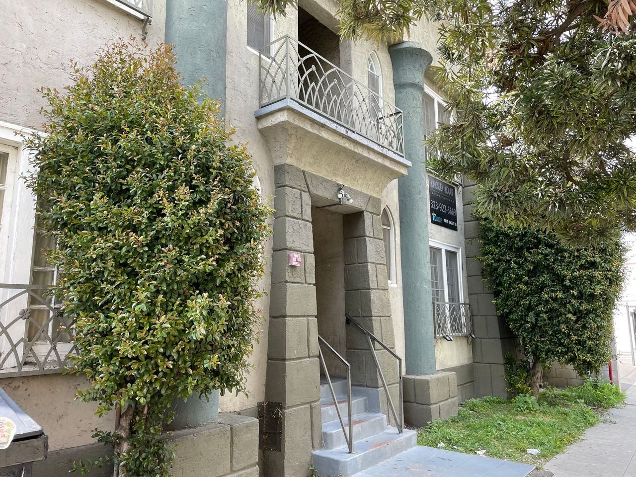 Kingsley Kourt - Photo 2 of 34