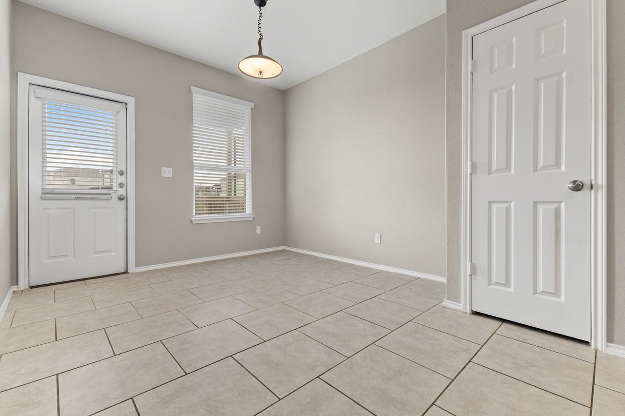 10719 Noble Cyn - Photo 3 of 31