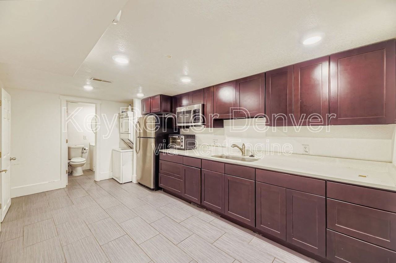 2517 S Broadway #B - Photo 3 of 18