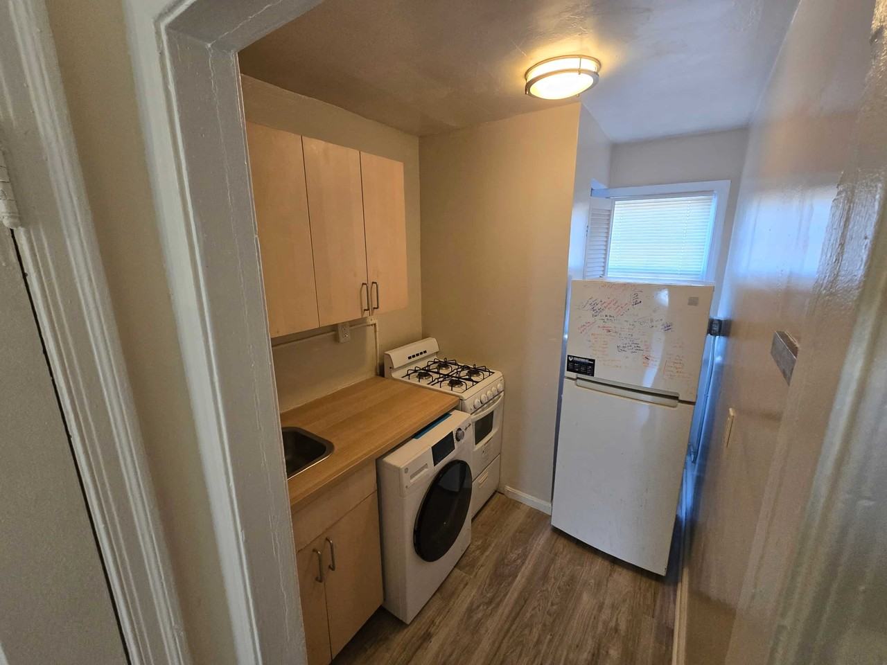 109 O Street SW – Prime Location & Immediate Move - Photo 4 of 14