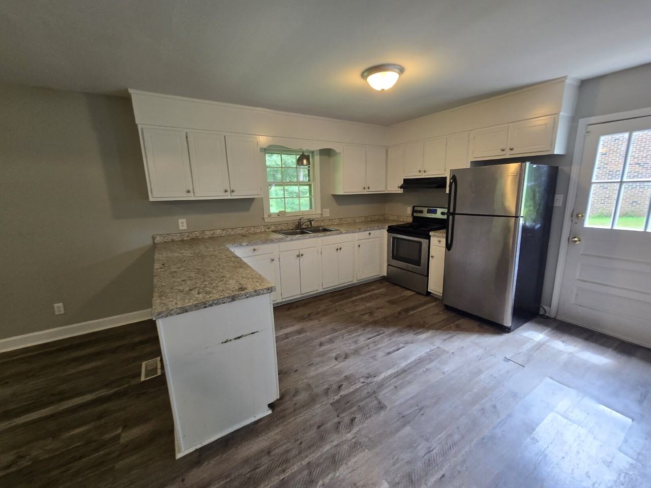 4126 Chaucer Dr - Photo 3 of 9