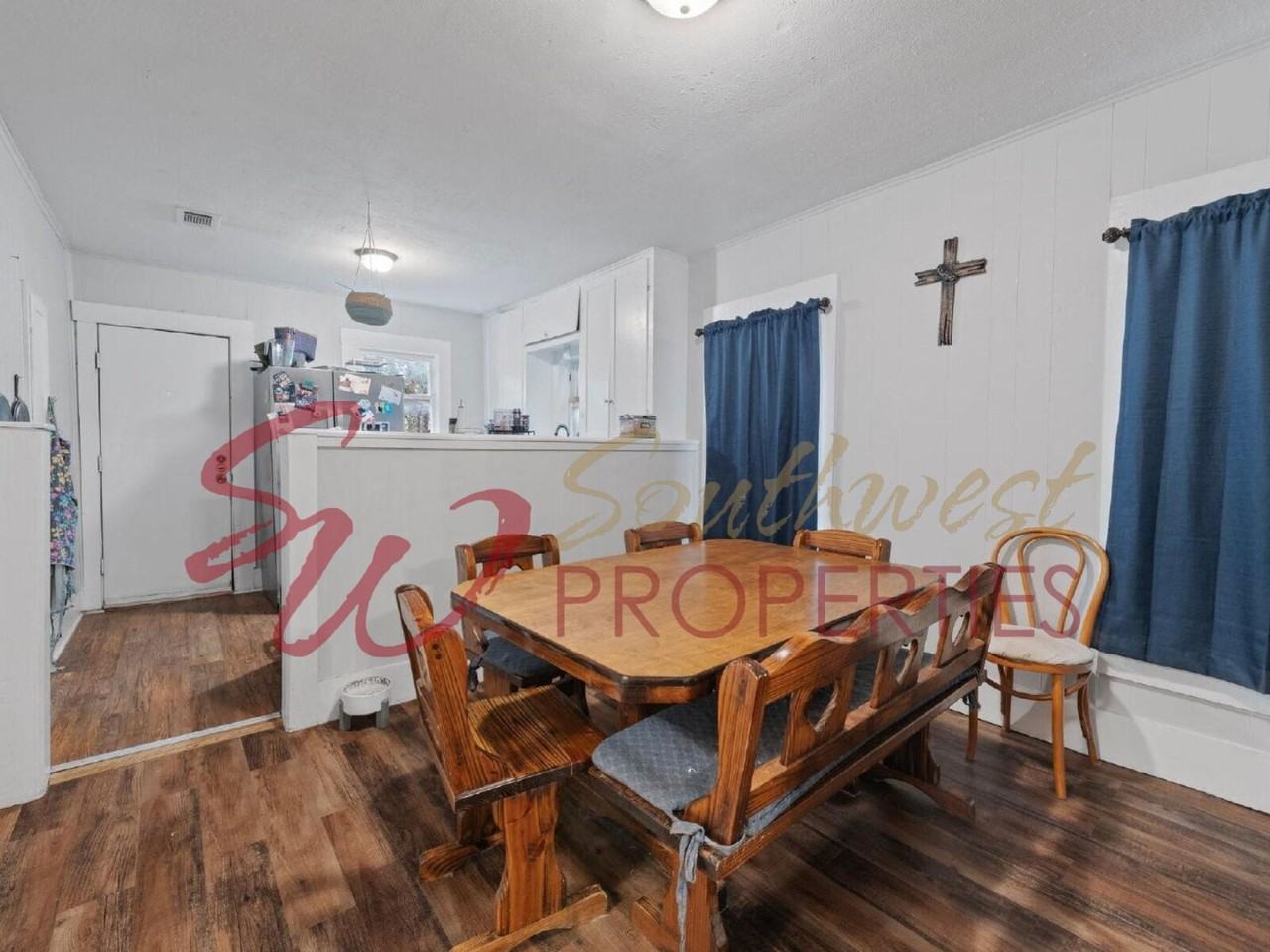 1110 N Clinton St - Photo 5 of 11