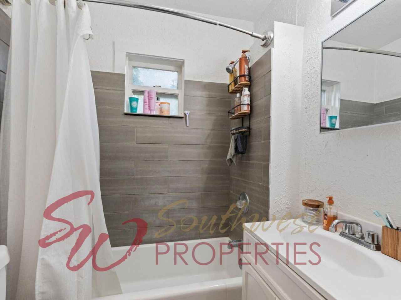 1110 N Clinton St - Photo 6 of 11