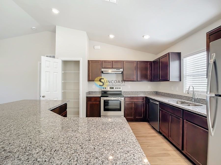 10466 Carnegie Ave - Photo 4 of 22