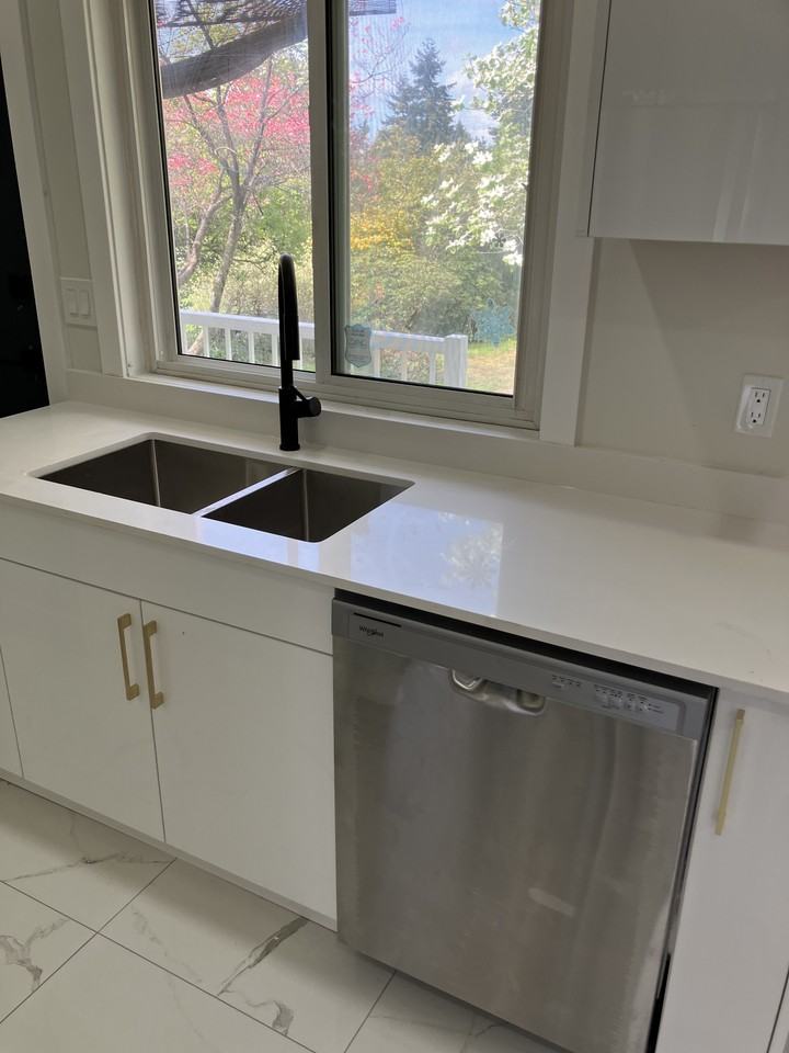 10377 127 Street - Photo 3 of 16