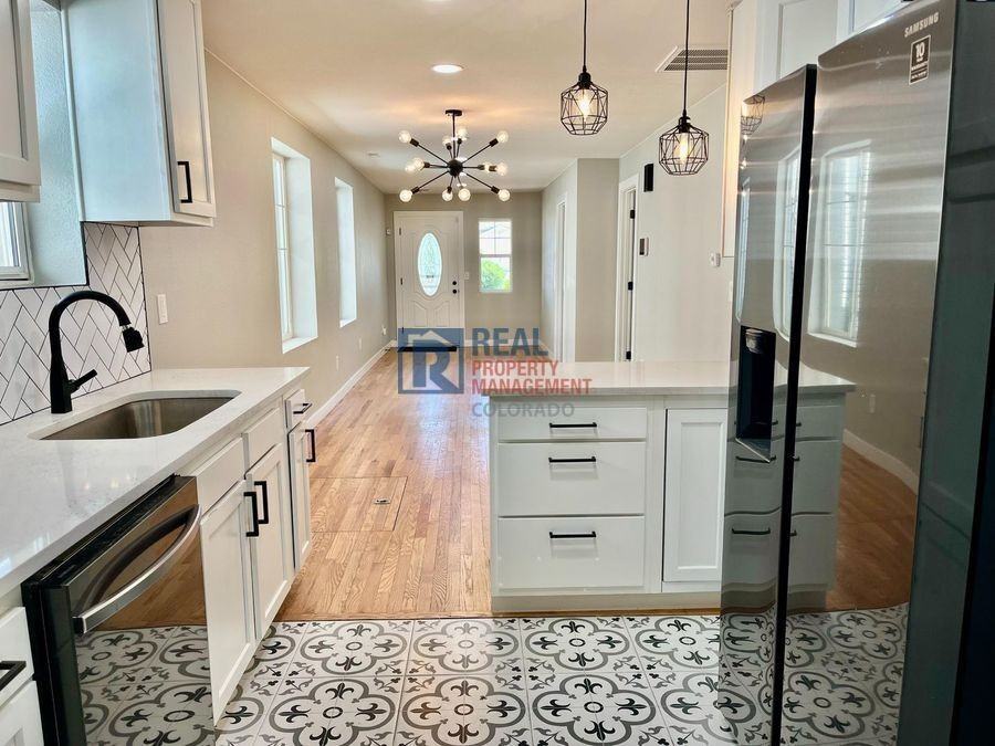 2555 N Clarkson St - Photo 6 of 22