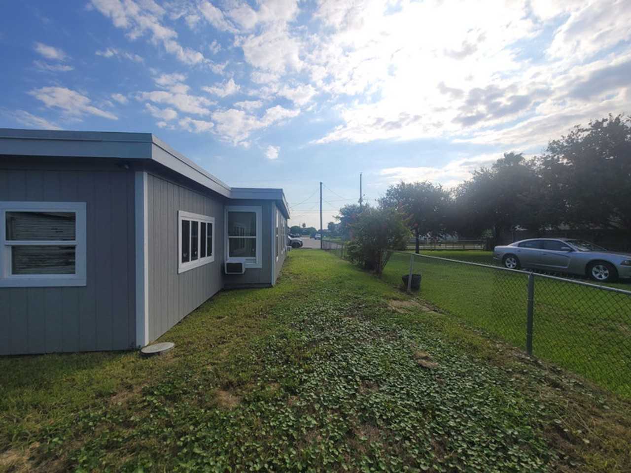 2121 67th St - Photo 3 of 17