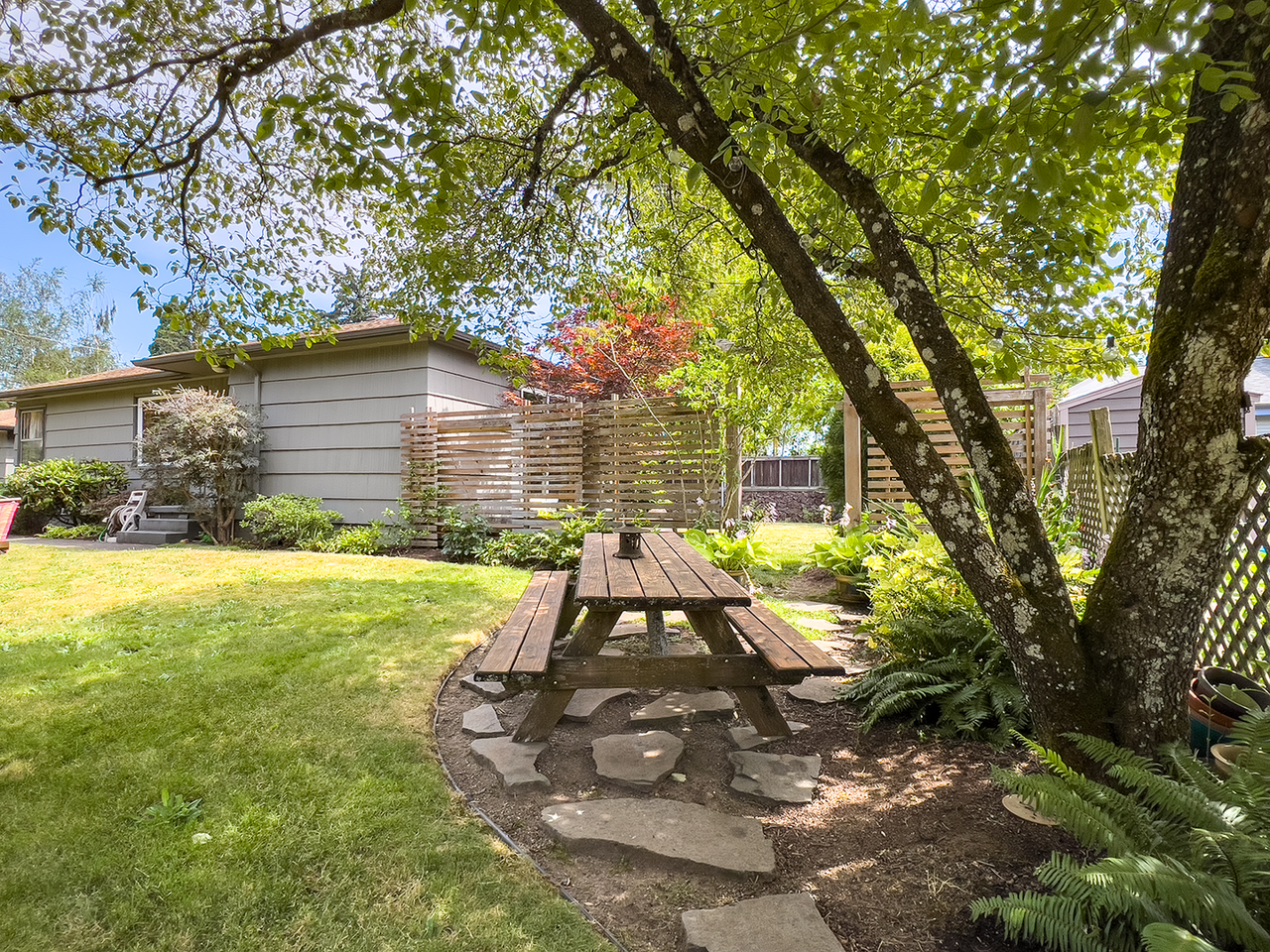 1810 Se 74th Ave - Photo 3 of 32