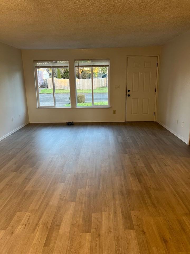 1055 Se Villard St - Photo 2 of 11