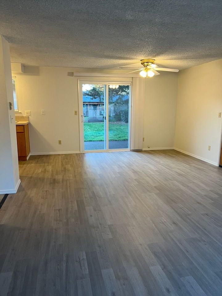 1055 Se Villard St - Photo 3 of 11