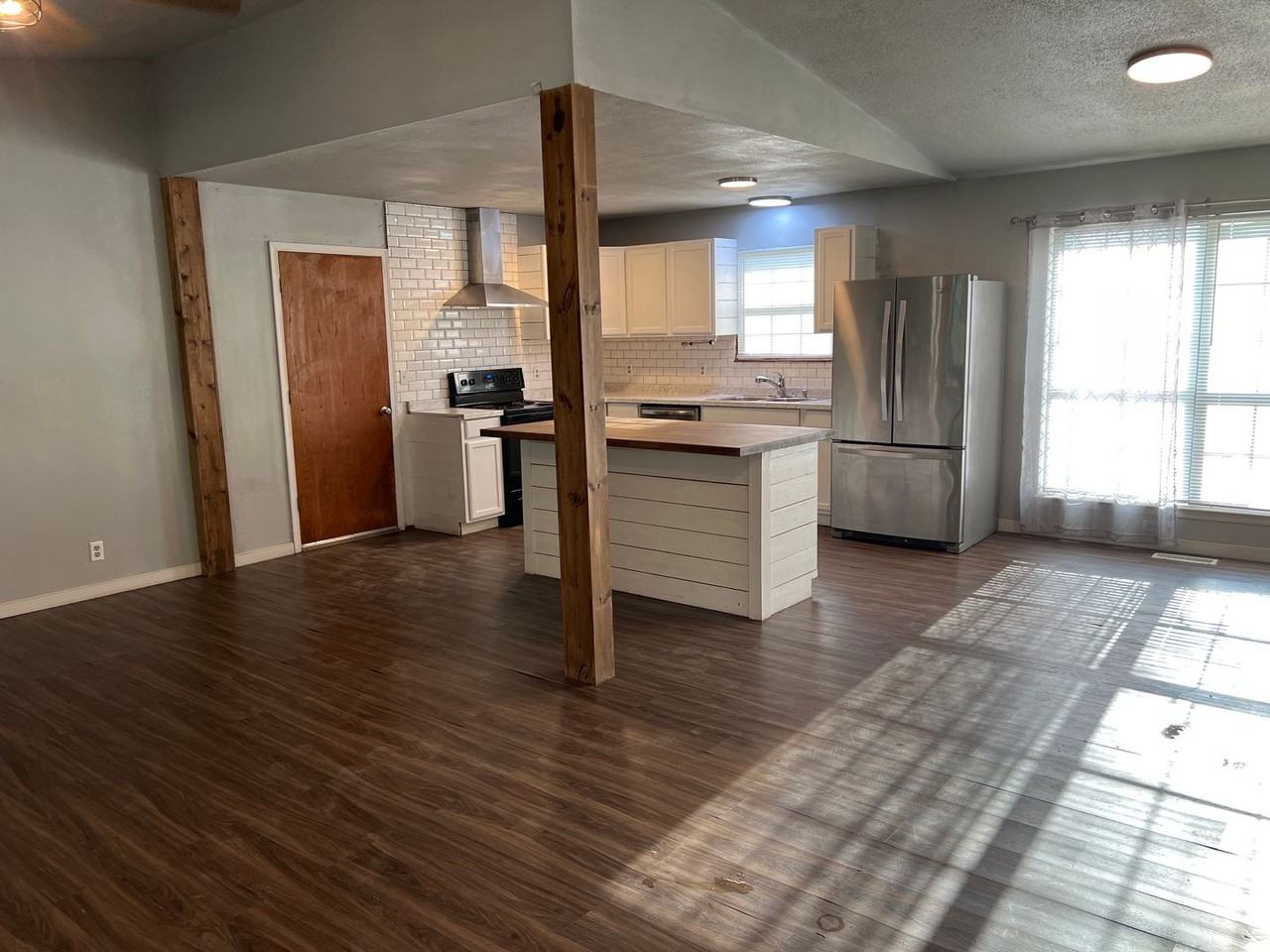 321 Capitol St - Photo 2 of 17