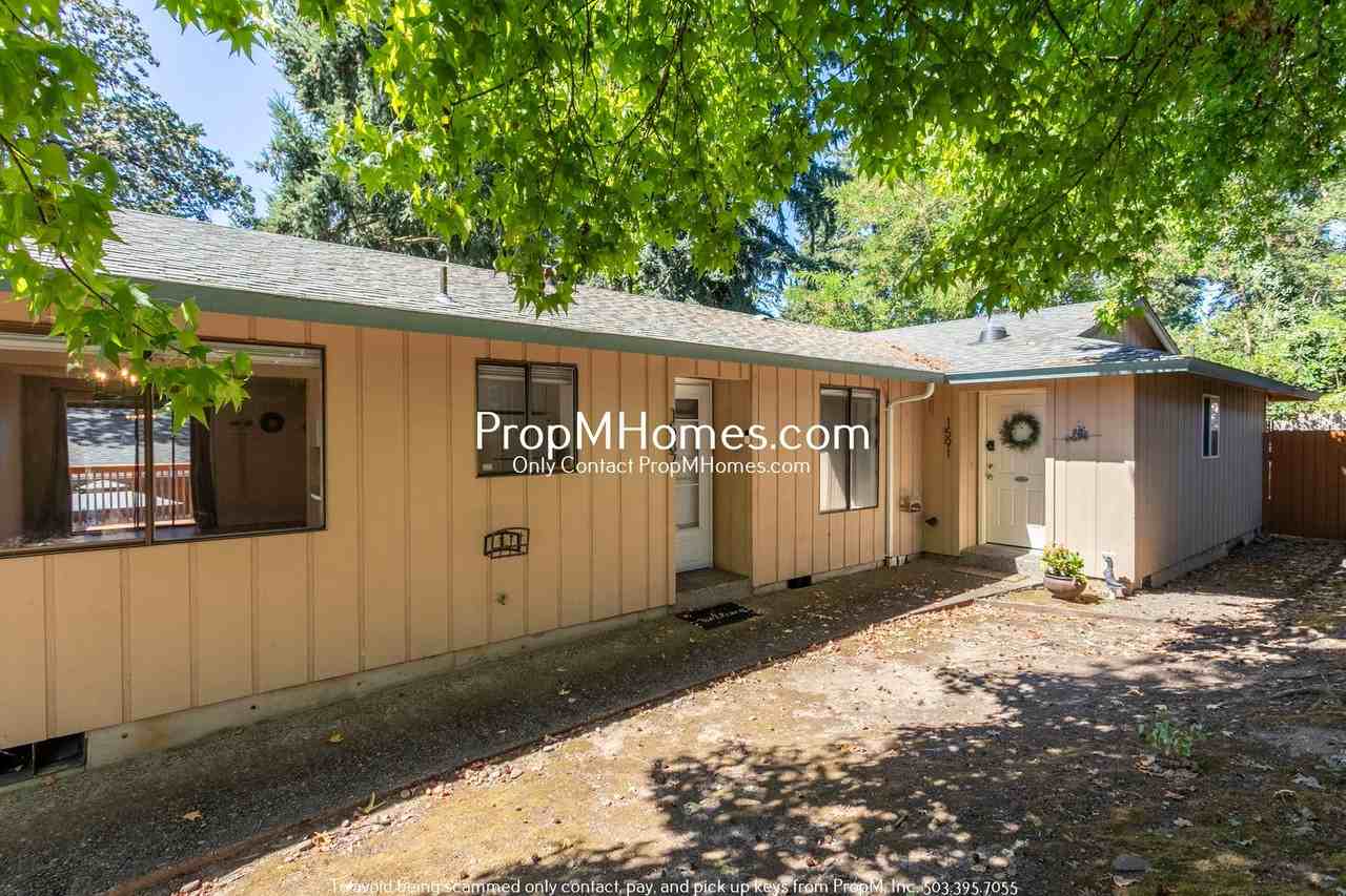 1587 Se Oak Grove Blvd - Photo 2 of 21