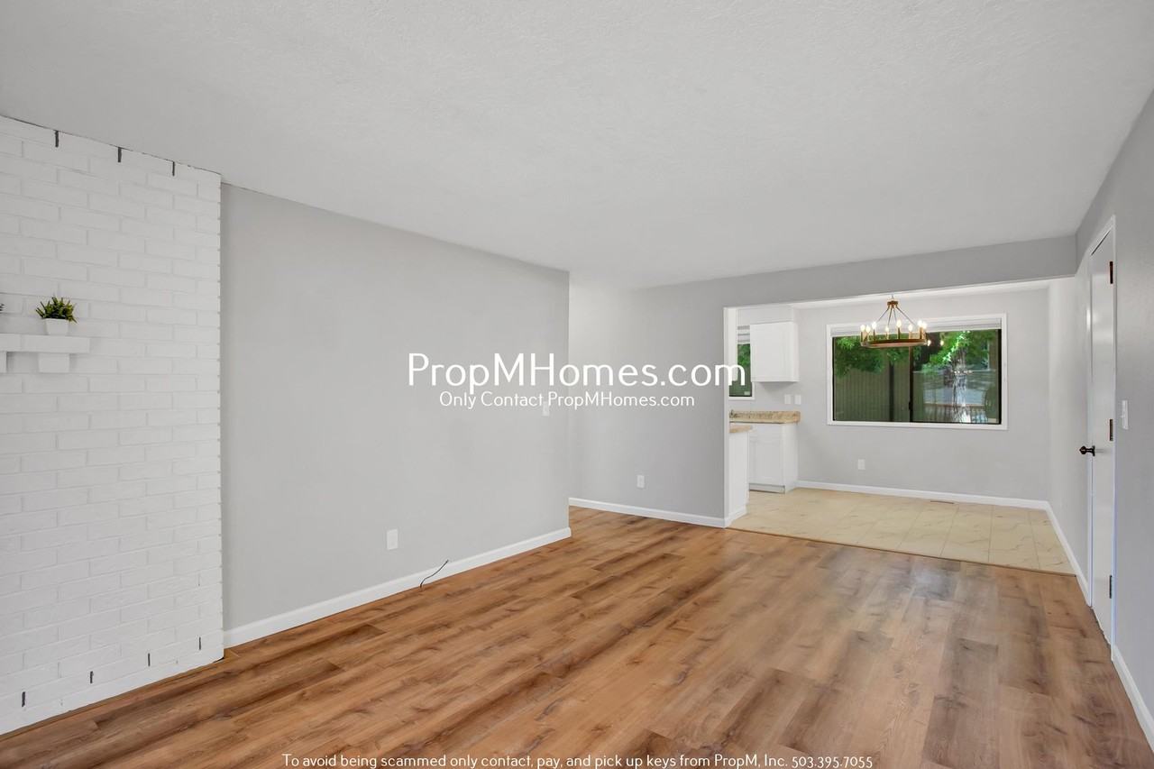 1587 Se Oak Grove Blvd - Photo 3 of 21