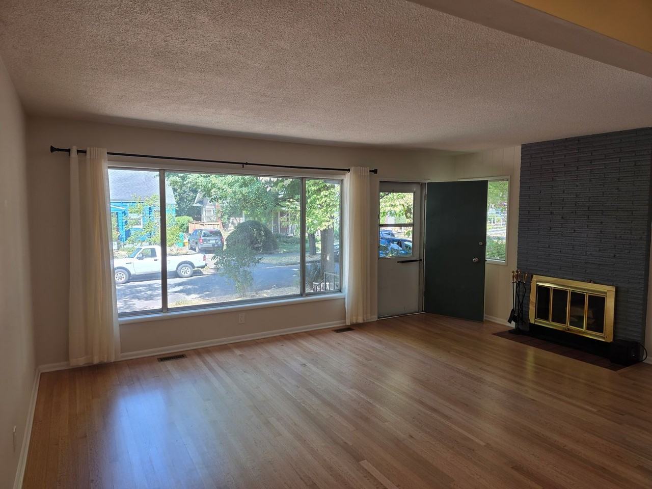 3038 Ne Hoyt St - Photo 3 of 36