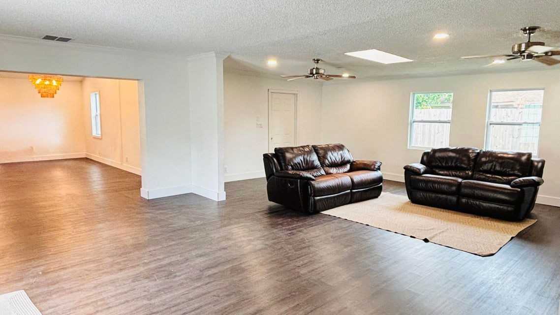 10303 Pippin Ln - Photo 4 of 8