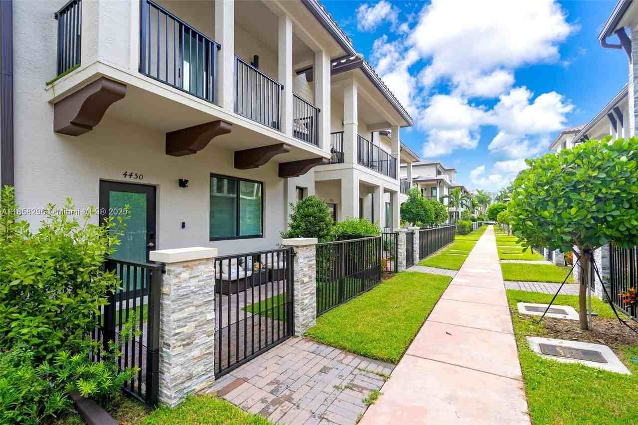 4450 Nw 83rd Pkwy - Photo 3 of 50