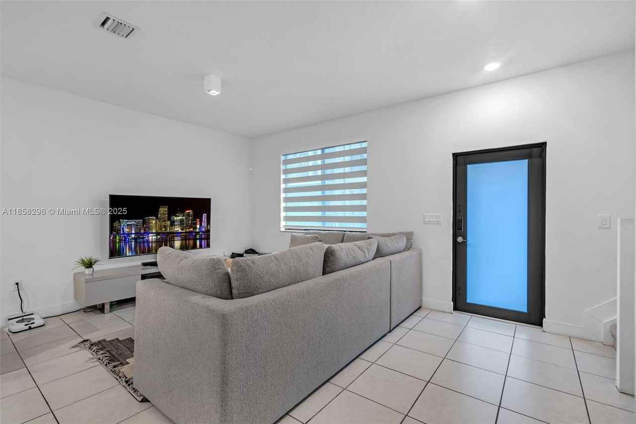 4450 Nw 83rd Pkwy - Photo 5 of 50