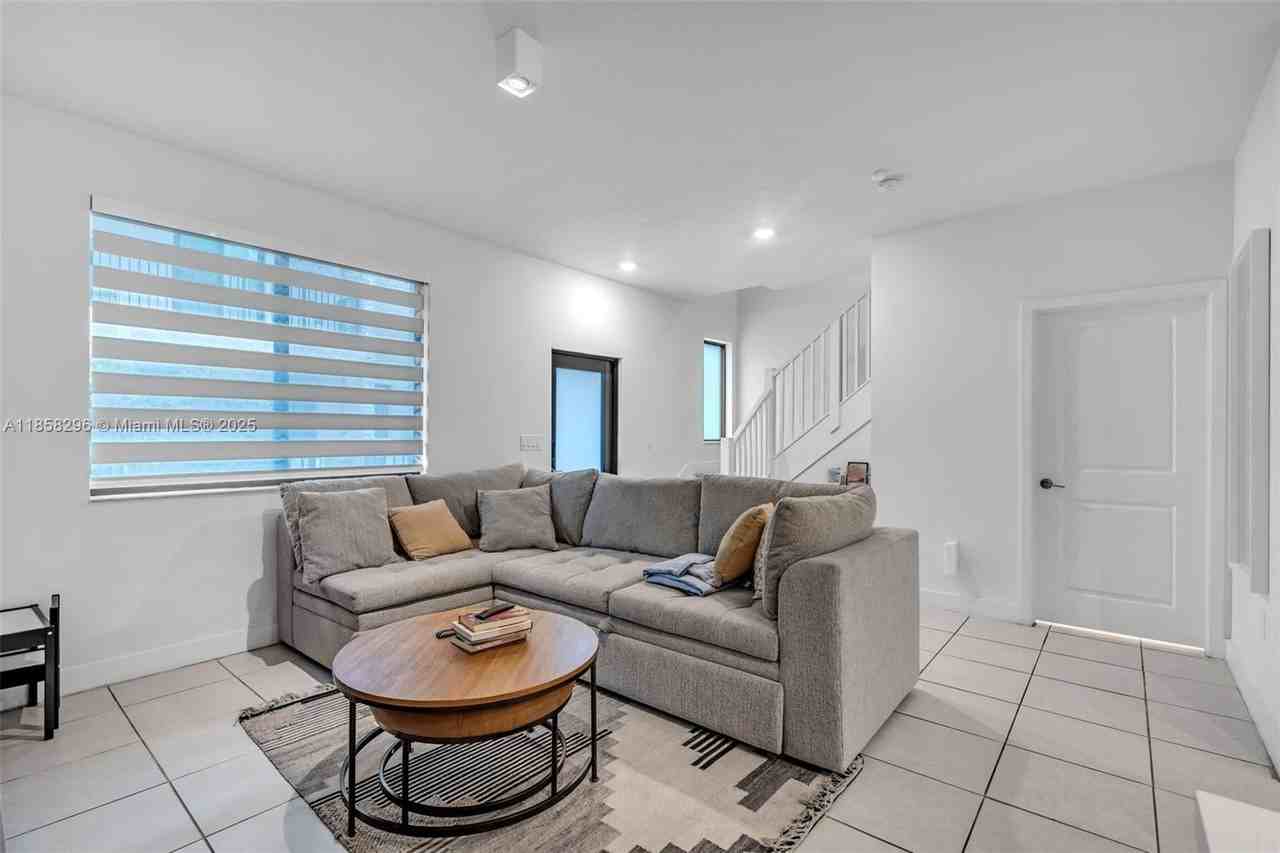 4450 Nw 83rd Pkwy - Photo 7 of 50