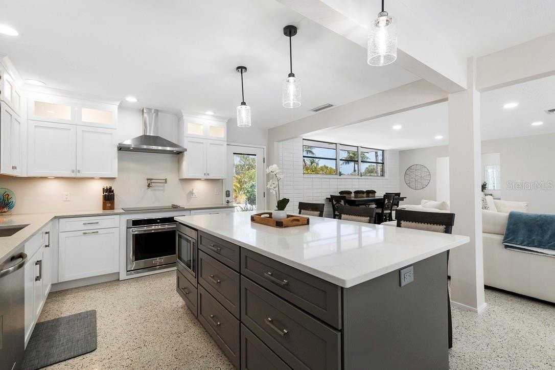 1165 Morningside Pl - Photo 4 of 40