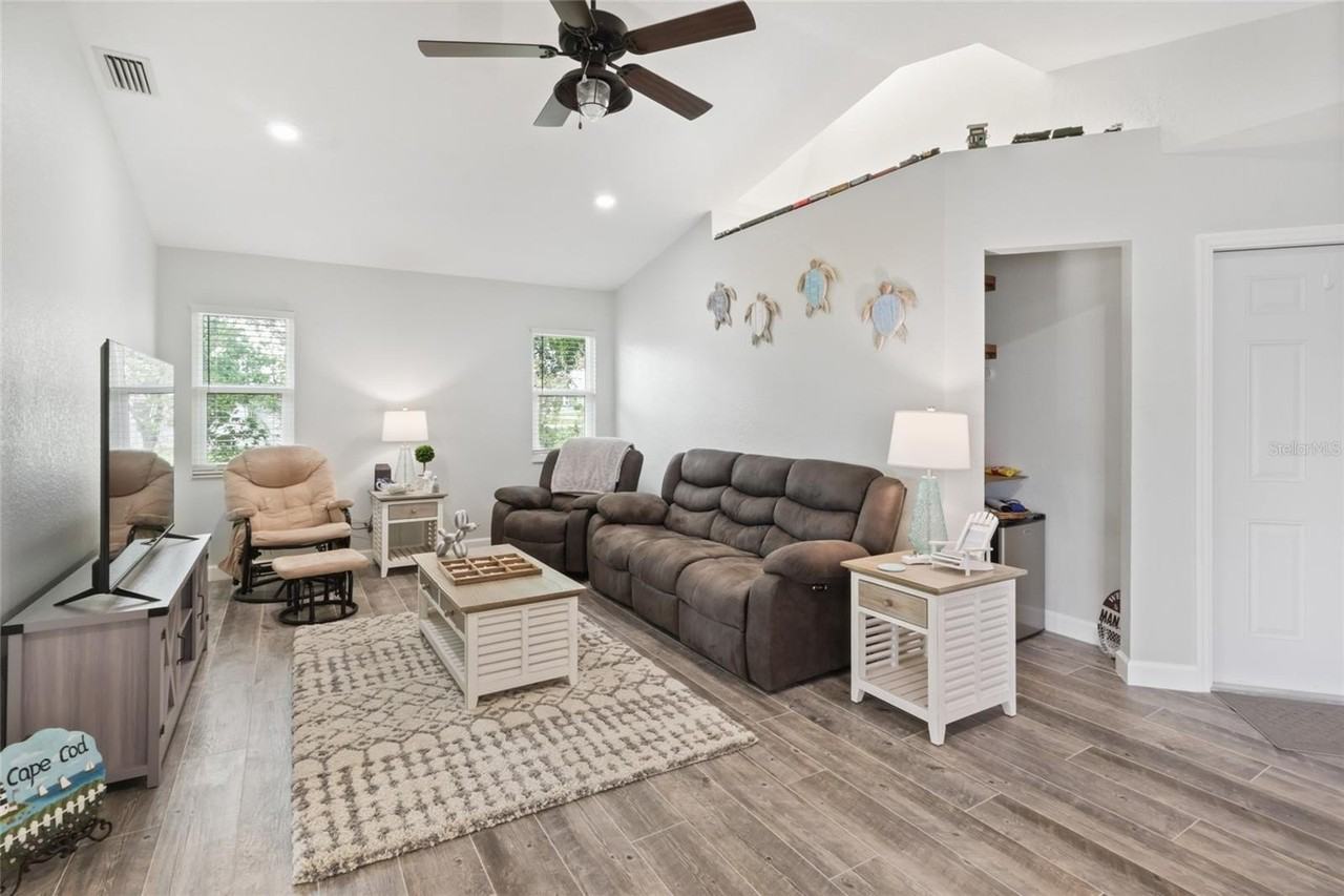 27401 Voyageur Dr - Photo 5 of 43