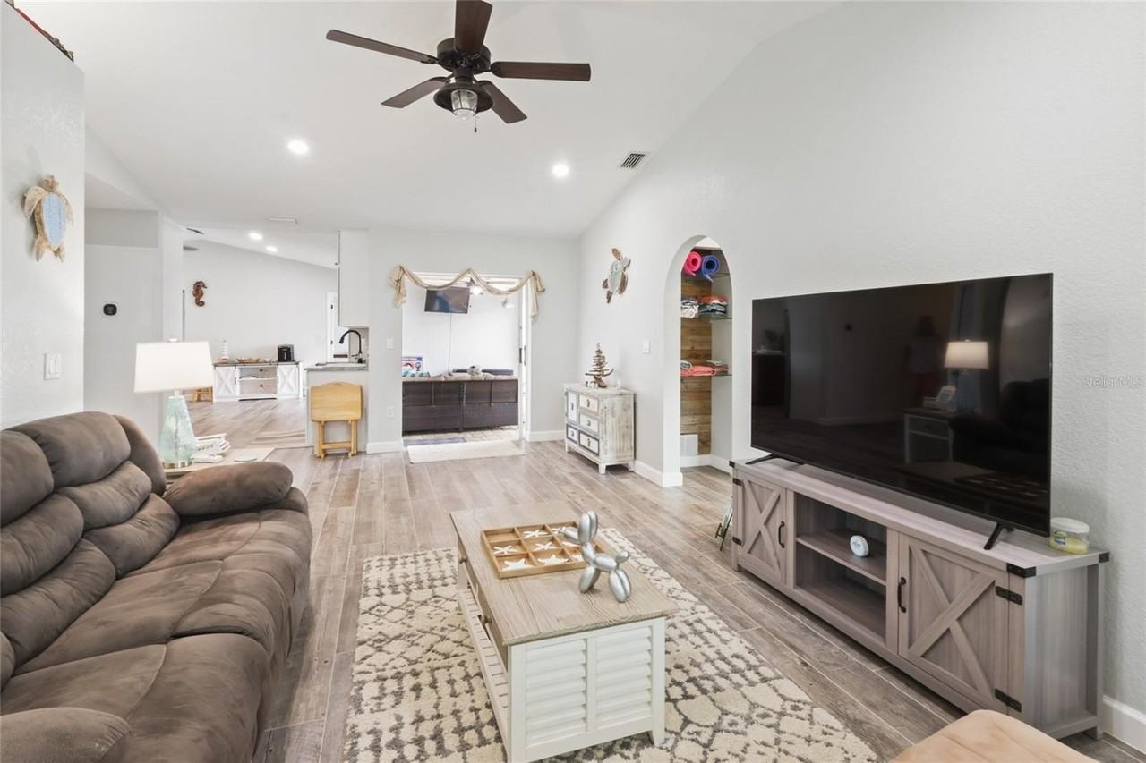 27401 Voyageur Dr - Photo 6 of 43