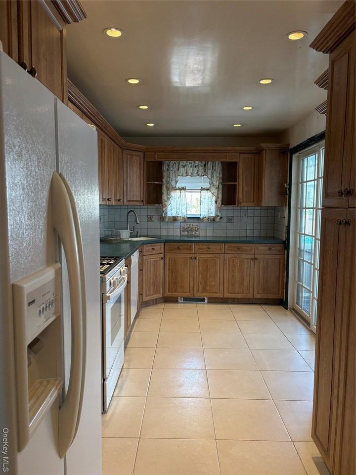 8436 252nd St - Photo 5 of 6