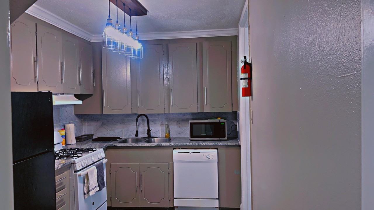 Beverlyhill St - Photo 4 of 8