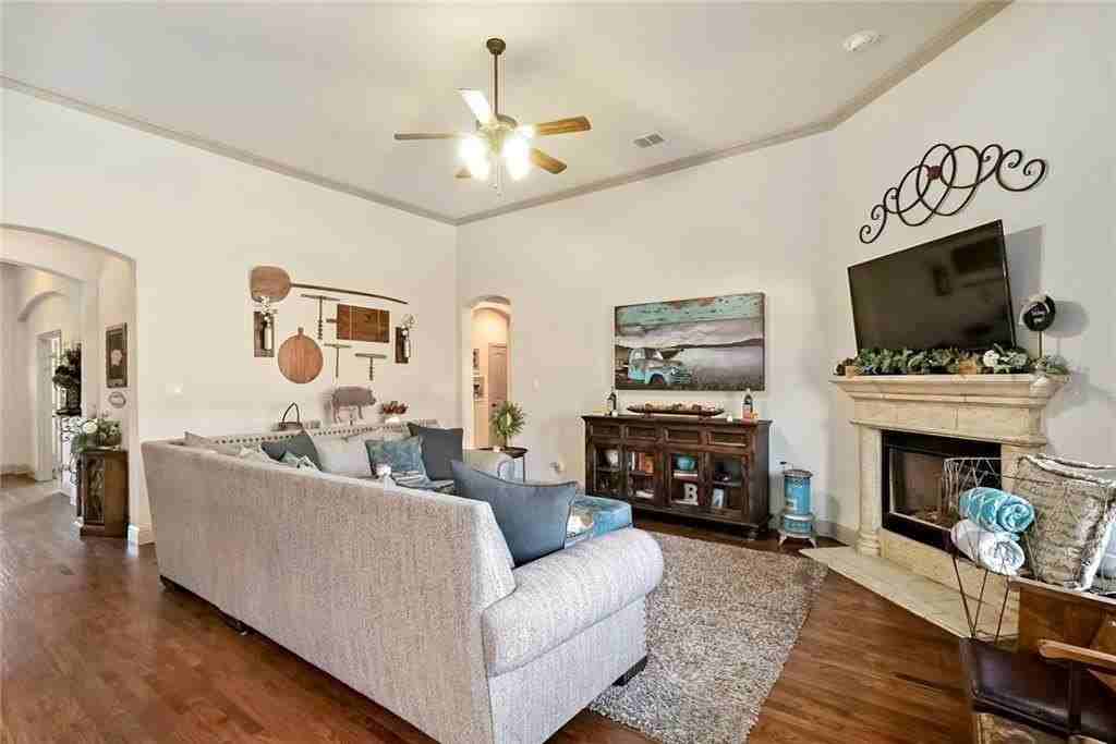 1337 Palestine Dr - Photo 5 of 19