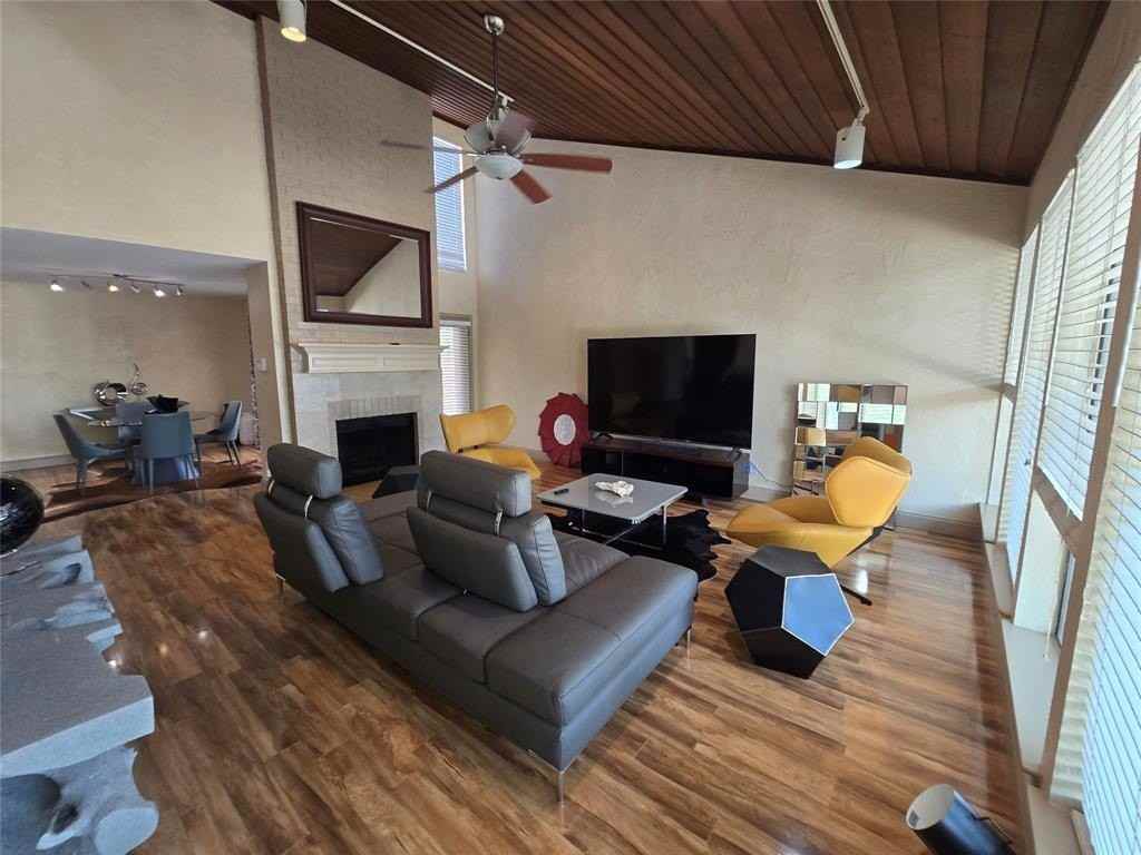 213 Sovereign Ct - Photo 3 of 15