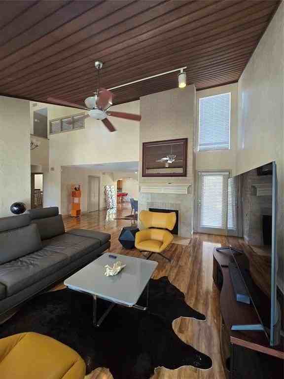 213 Sovereign Ct - Photo 4 of 15