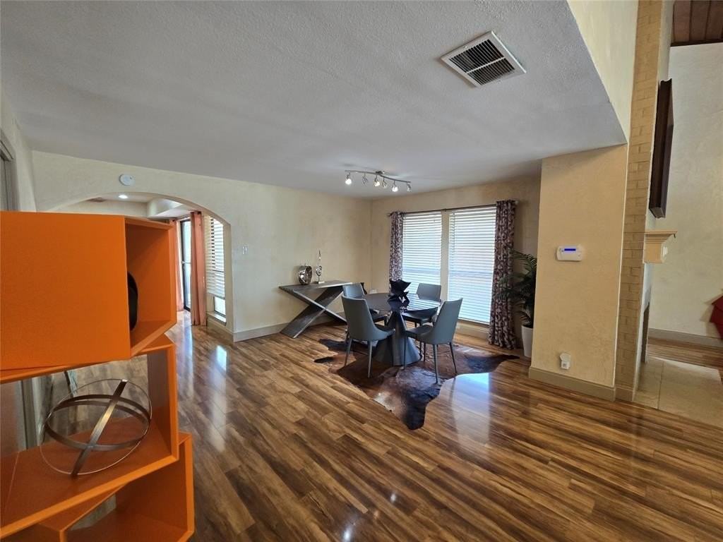 213 Sovereign Ct - Photo 6 of 15