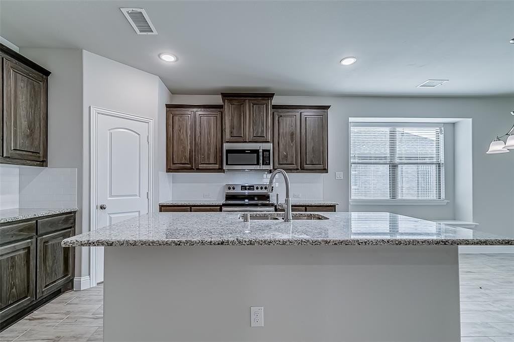 327 Sweetspire Dr - Photo 7 of 40