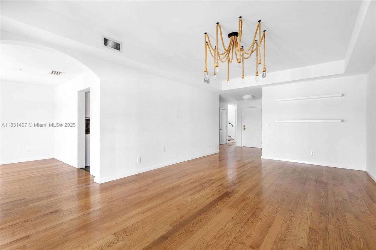 1415 20th St - Photo 3 of 8