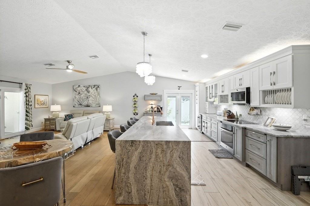 725 Acacia Rd - Photo 2 of 32