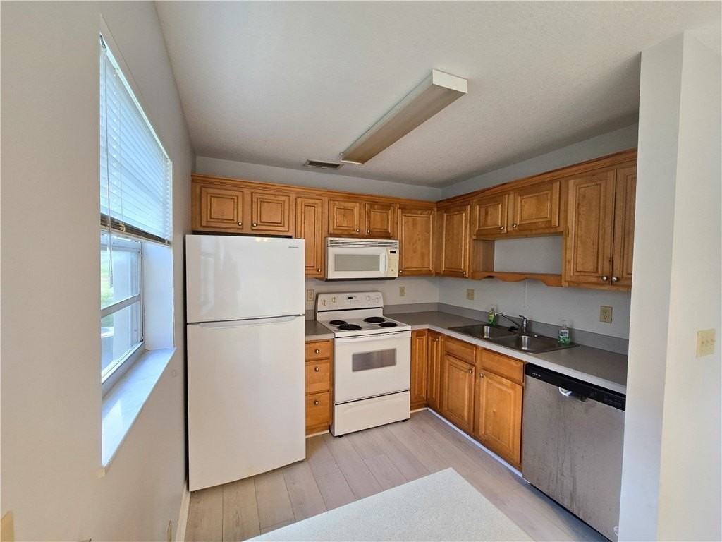 36 Pine Arbor Ln Apt 102 #102 - Photo 4 of 20