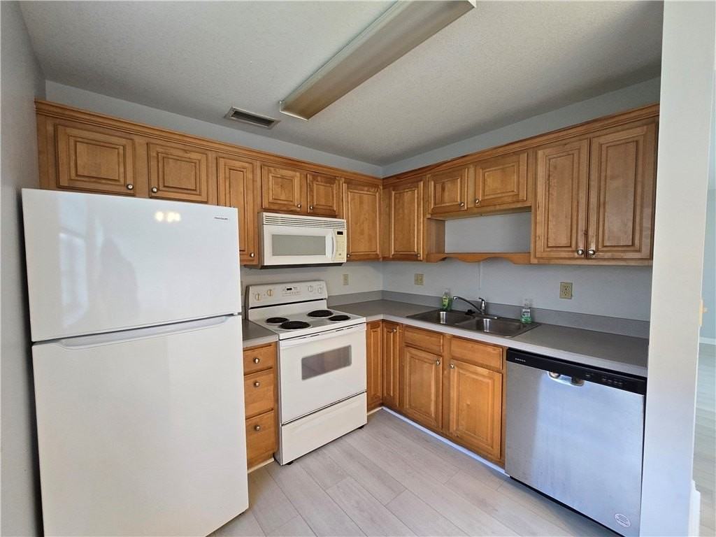 36 Pine Arbor Ln Apt 102 #102 - Photo 5 of 20