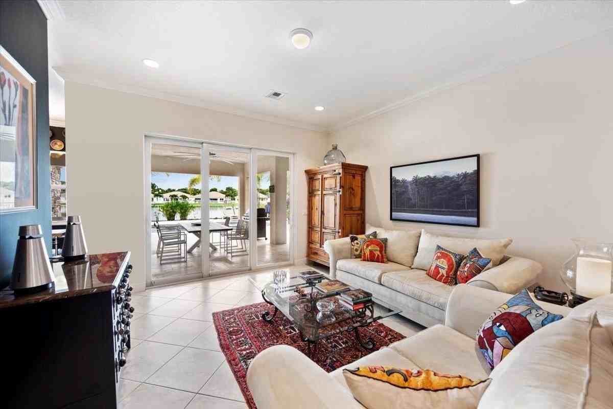 8152 Butler Greenwood Dr - Photo 7 of 32