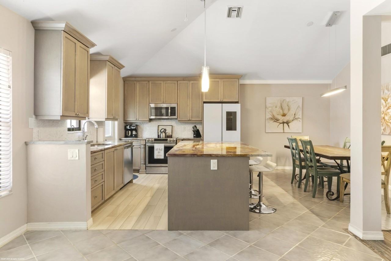 13477 Fountain View Blvd - Photo 3 of 24