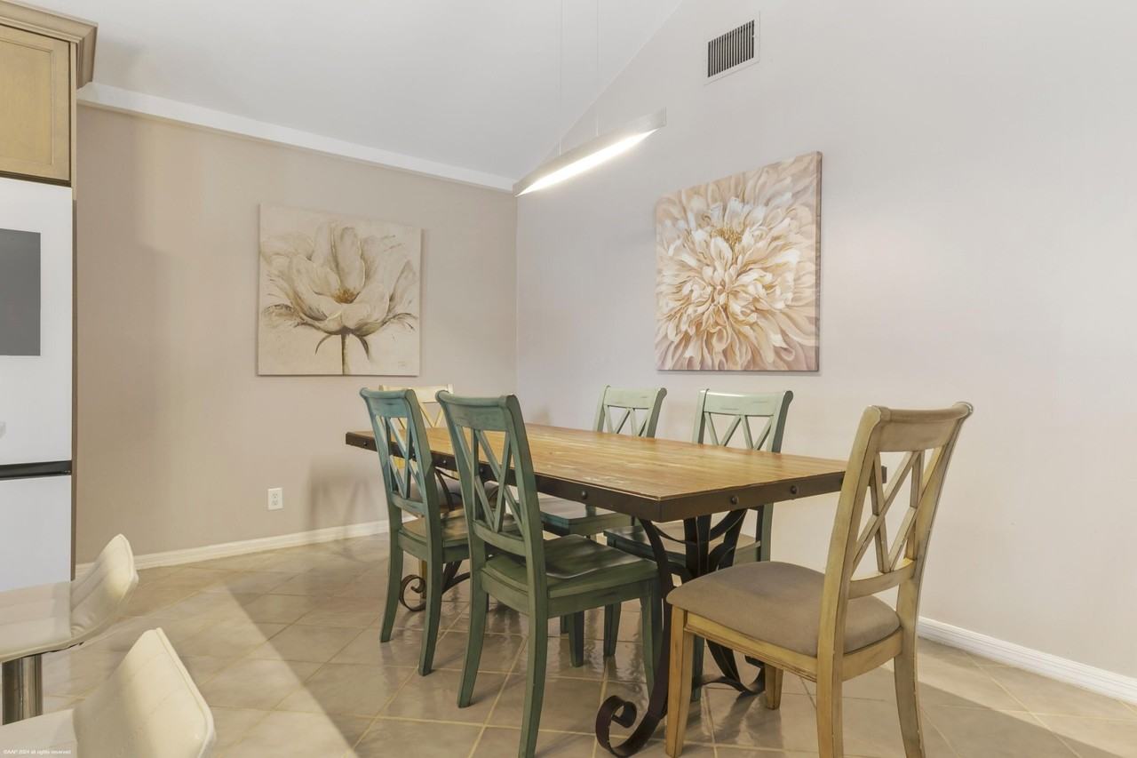 13477 Fountain View Blvd - Photo 4 of 24