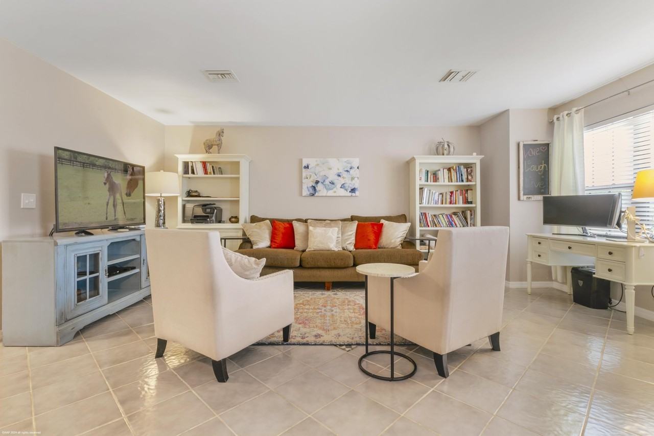 13477 Fountain View Blvd - Photo 5 of 24