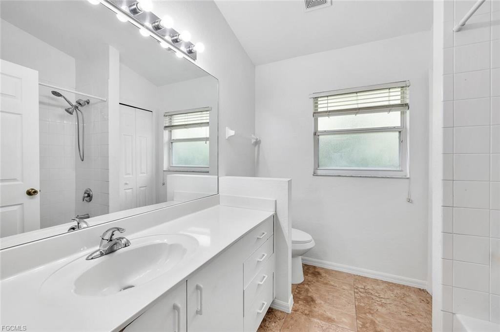 1094 Grove Dr - Photo 3 of 8
