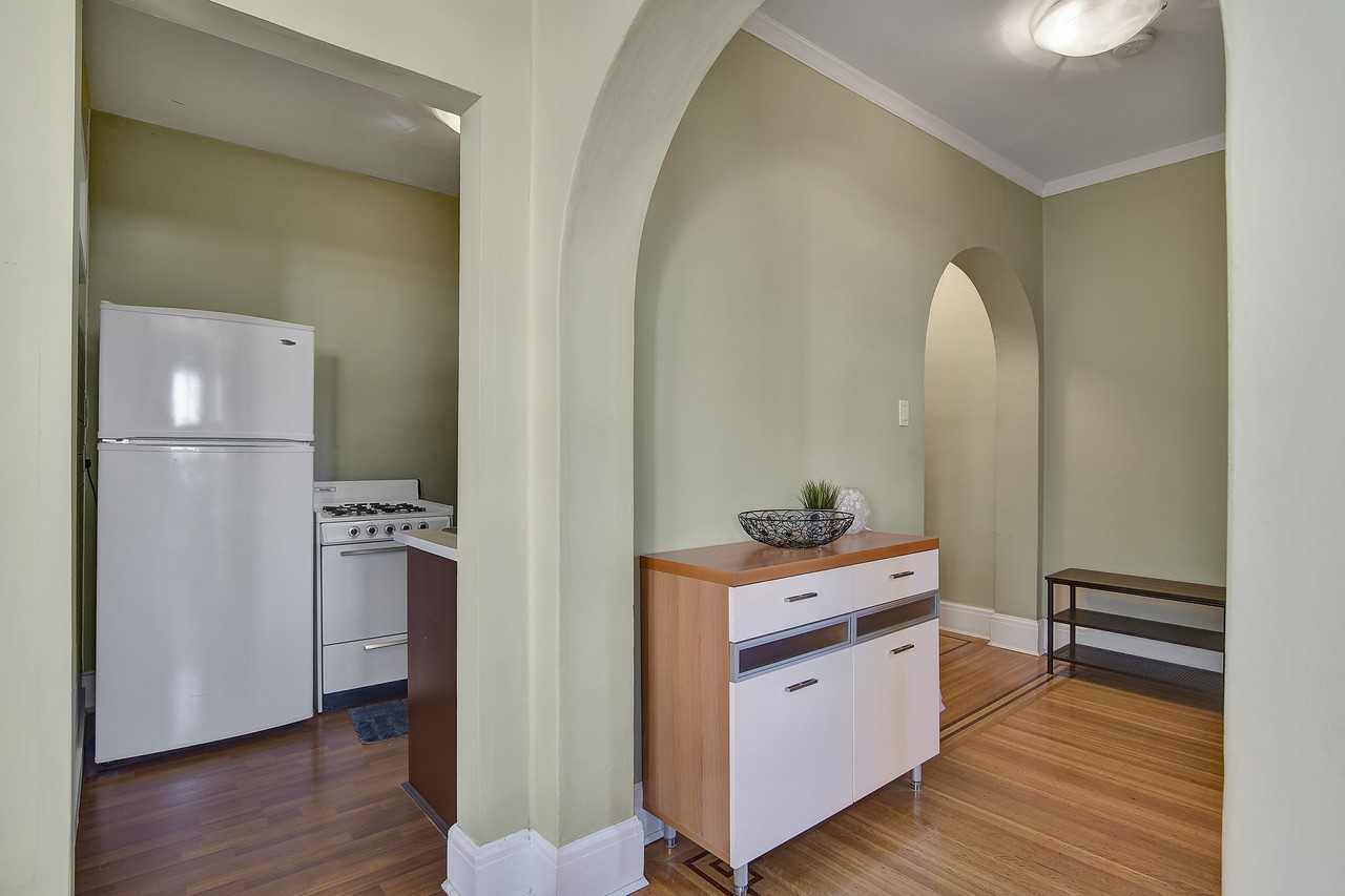 935 Jervis Street #15 - Photo 3 of 19