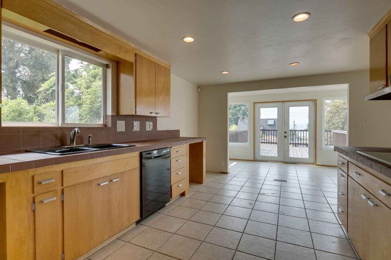 429 10th Avenue West - Photo 4 of 25