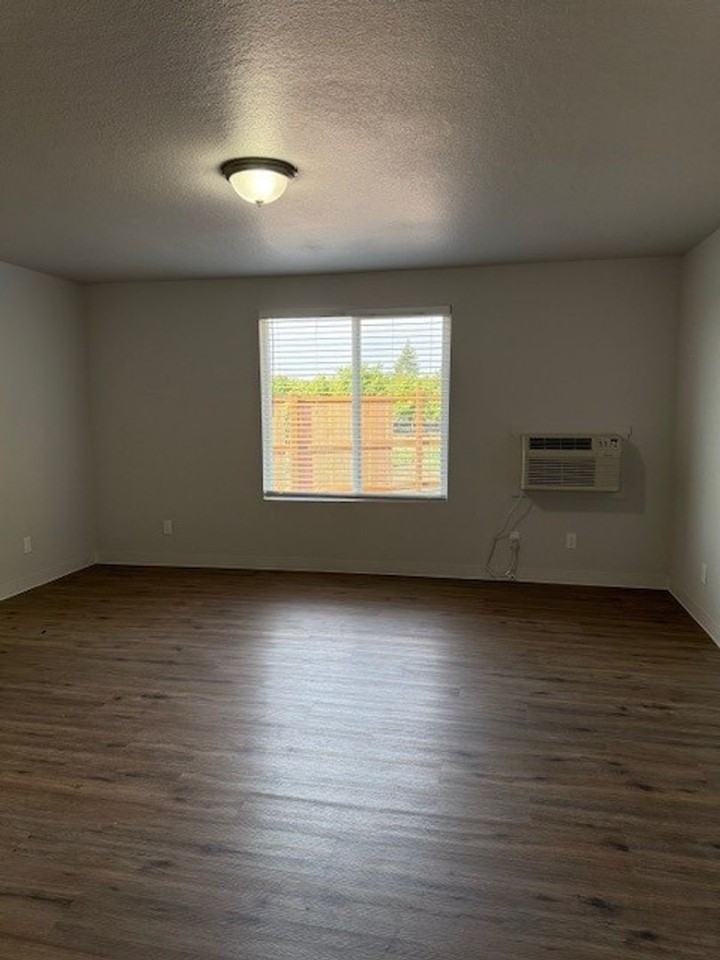 Umatilla Duplex - Photo 5 of 34