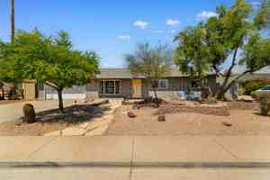 featured image of 8610 E Oak St